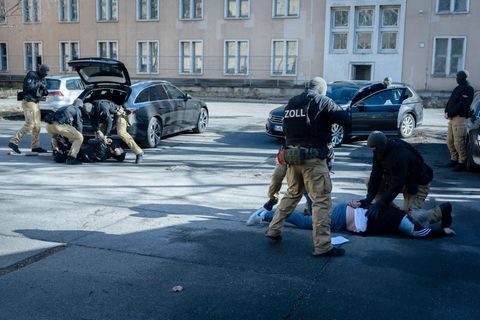 Vorführung eines Zugriffs durch Zoll-Einsatzkräfte