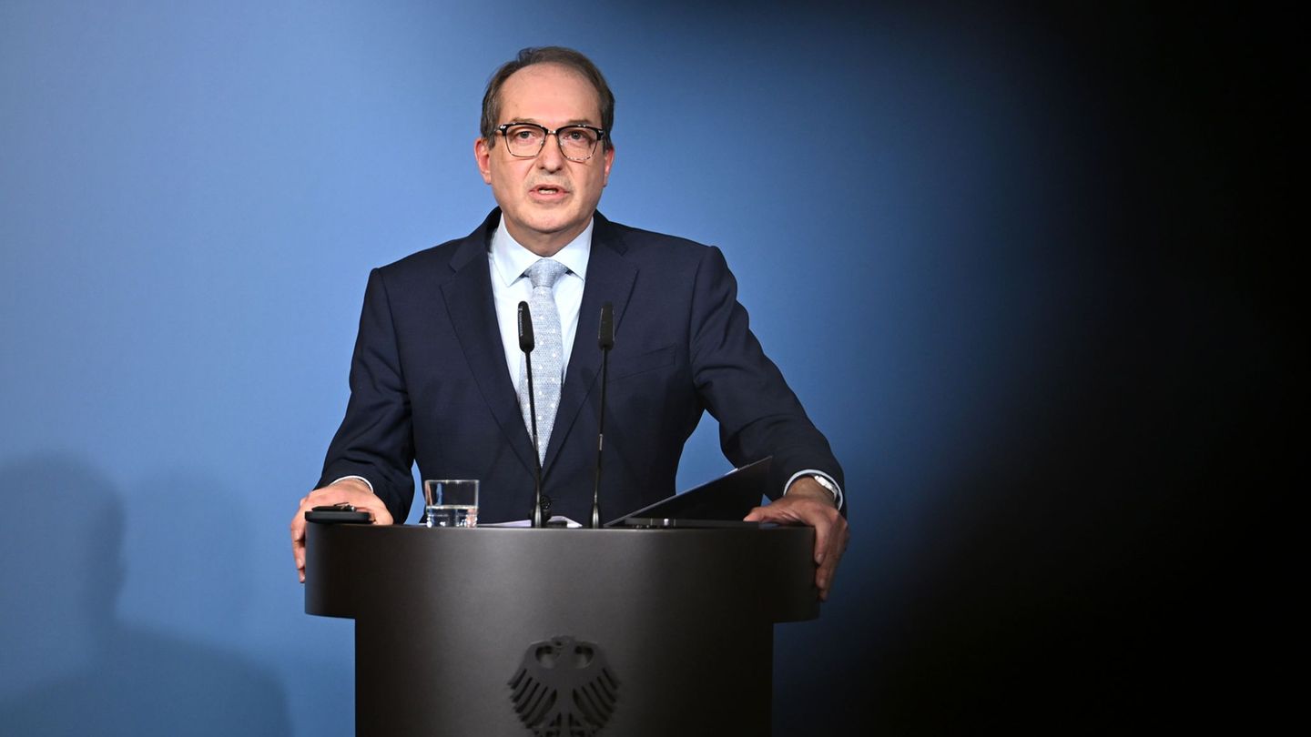 Bundesinnenminister Alexander Dobrindt (CSU) hält nichts von einem AfD-Verbotsverfahren, lässt die Partei aber weiterhin durch d