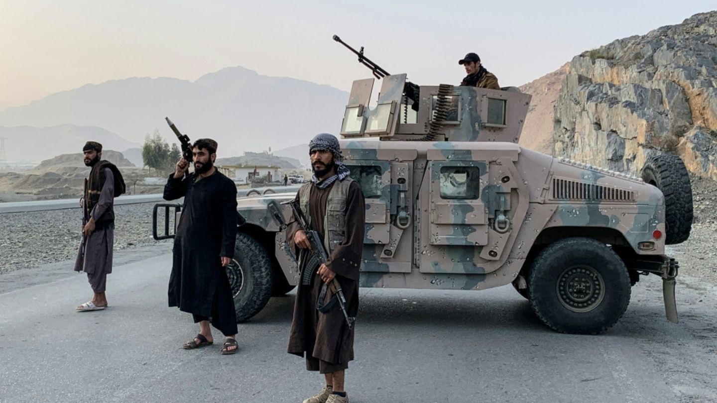 Wachposten der Taliban am Grenzübergang Torkham