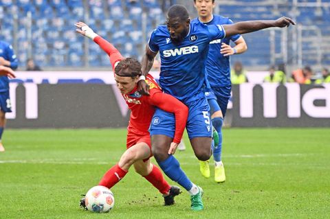 Wie zuletzt gegen Kiel wollen der KSC und Verteidiger Ambrosius (re) auch in Magdeburg leidenschaftlich auftreten. Foto: Uli Dec