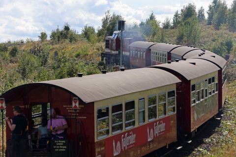 Ein Zug der Harzer Schmalspurbahnen GmbH fährt vom Bahnhof Drei Annen Hohne ab. (Archivbild) Foto: Matthias Bein/dpa