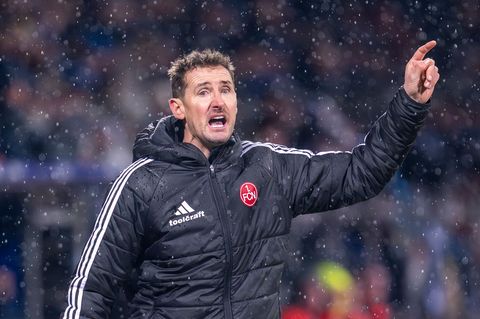 Miroslav Klose in Aktion am Spielfeldrand. (Archivbild) Foto: David Inderlied/dpa