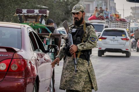 Ein Polizist der Taliban leitet den Verkehr in Kabul
