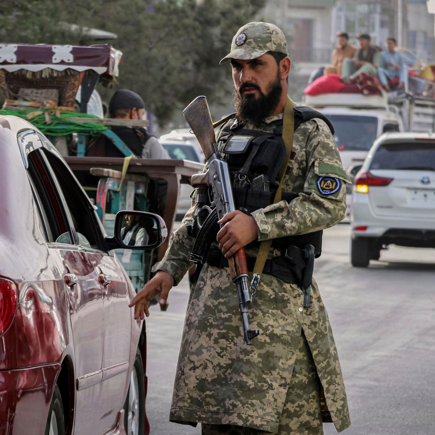 Ein Polizist der Taliban leitet den Verkehr in Kabul