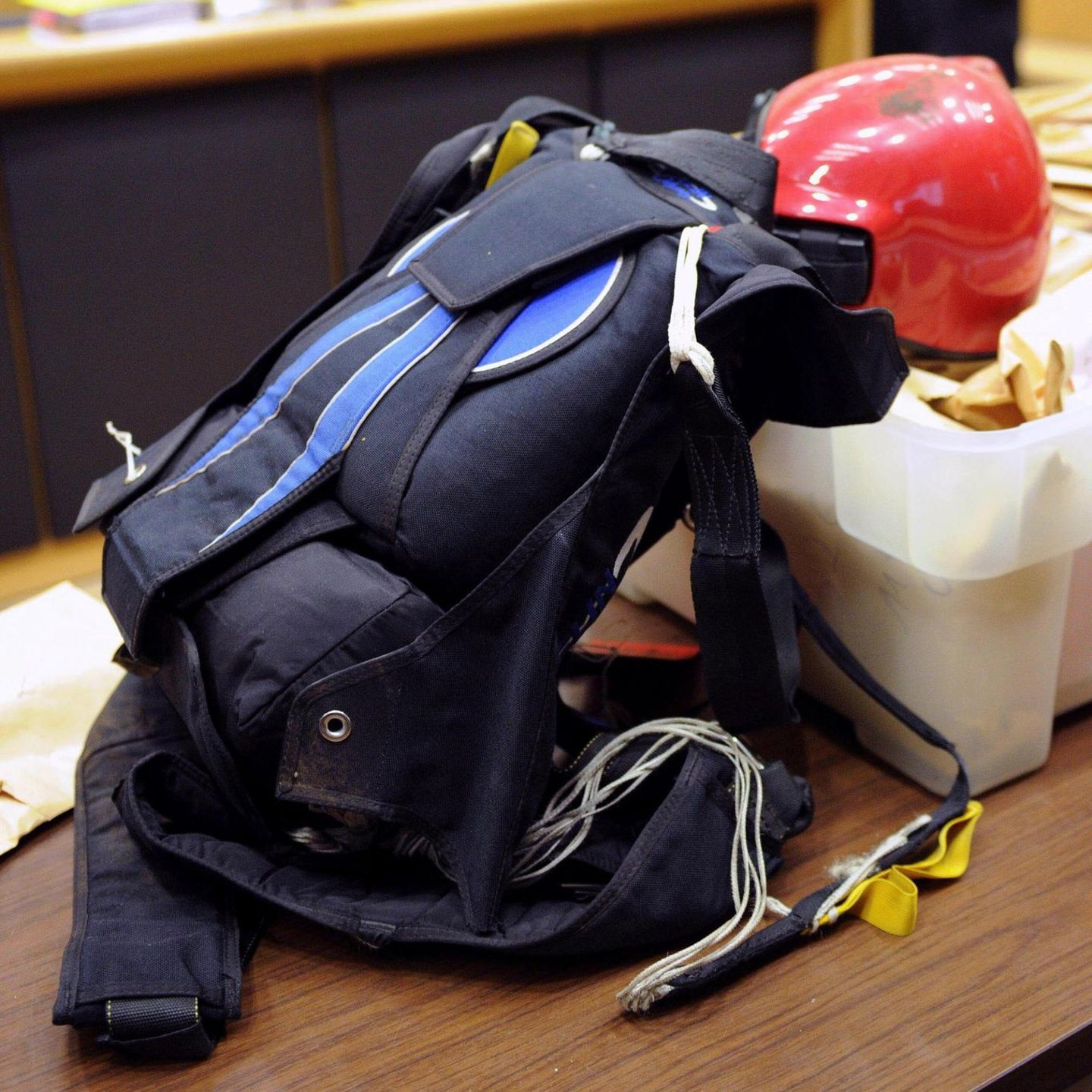 Blauer Fallschirm-Rucksack auf einem Tisch vor Gericht