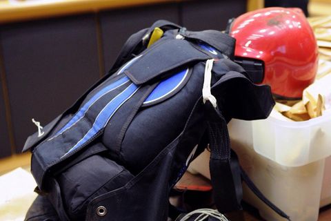 Blauer Fallschirm-Rucksack auf einem Tisch vor Gericht
