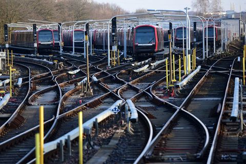 Wegen eines Warnstreiks fallen sämtliche U-Bahnen in Hamburg aus. Foto: Daniel Bockwoldt/dpa