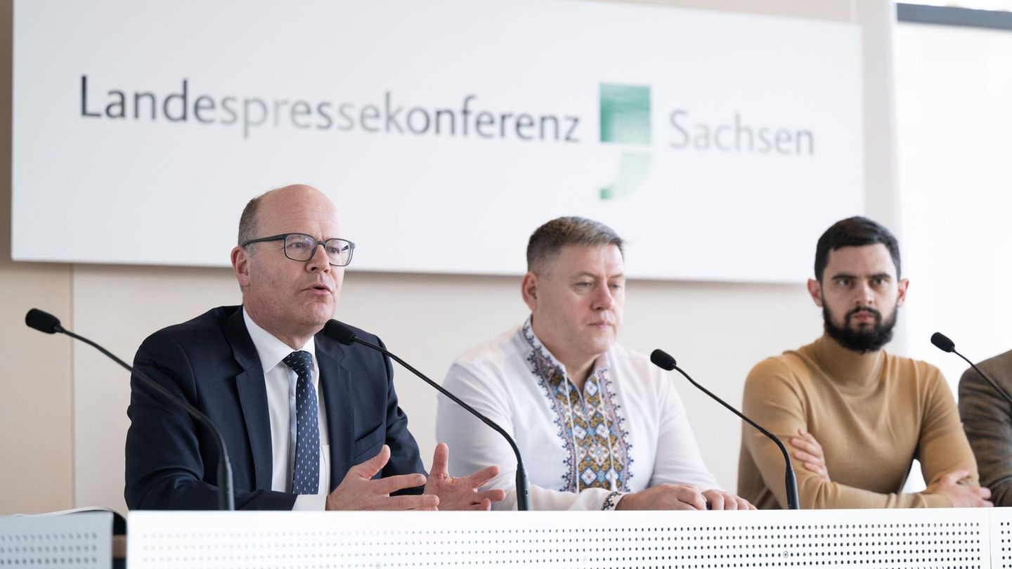 Ukrainische Soldaten berichten in Dresden über ihre Kriegsgefangenschaft in Russland. Foto: Sebastian Kahnert/dpa