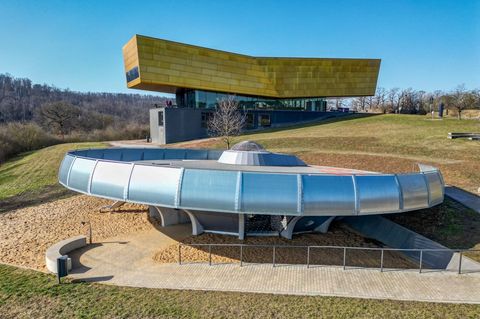 Der "Outer Space" Lern- und Erlebnisort ist ein von innen und außen begehbares UFO mit einer Kommandobrücke, interaktiven Spiels