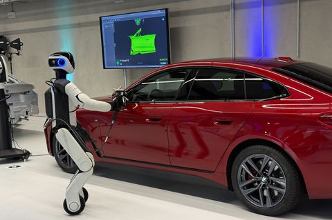 Ein Roboter wie ihn BMW in Leipzig einsetzt. Foto: Christof Rührmair/dpa