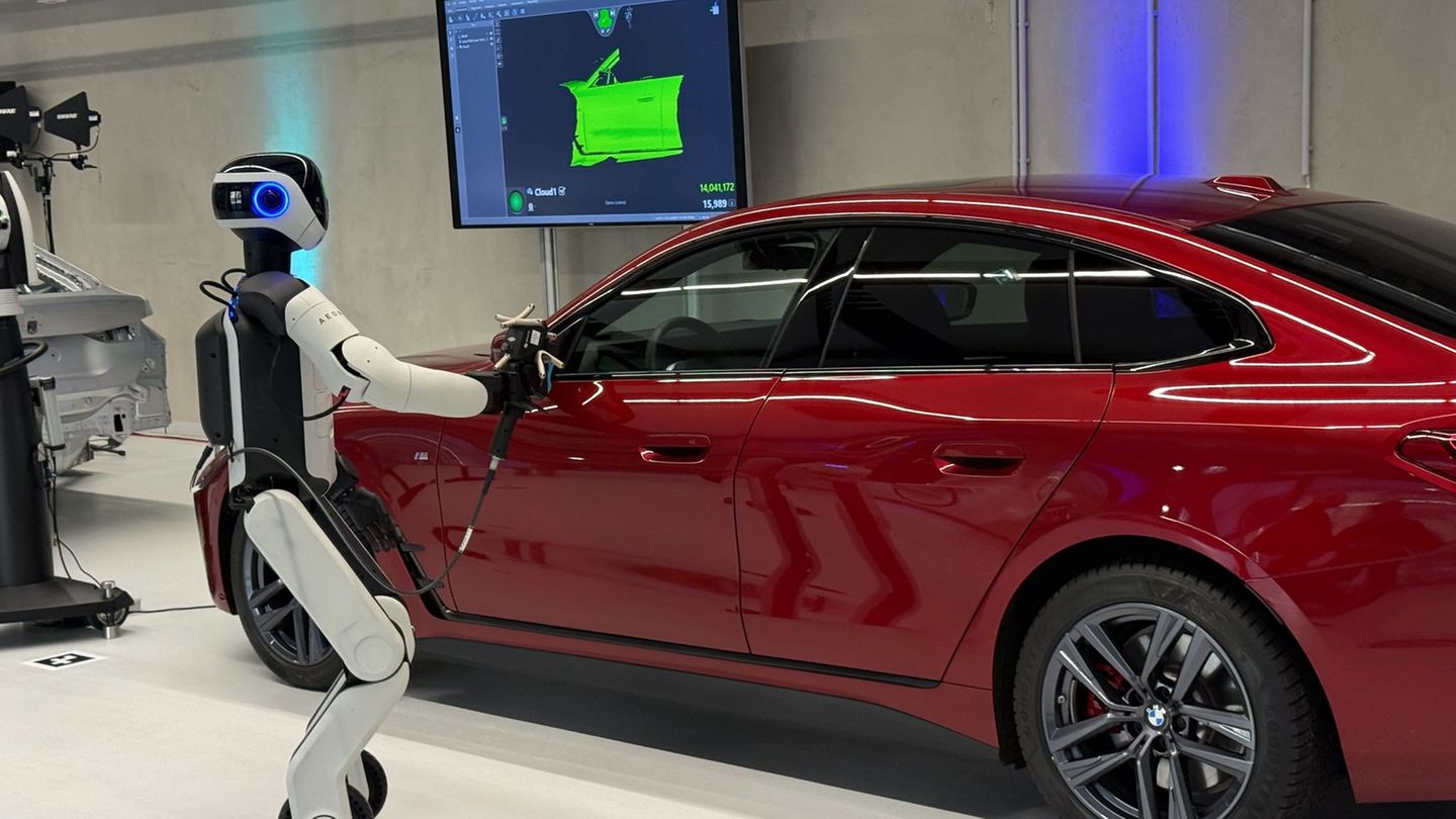Ein Roboter wie ihn BMW in Leipzig einsetzt. Foto: Christof Rührmair/dpa