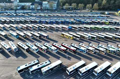 Die Busse blieben im Depot. Foto: Laszlo Pinter/dpa