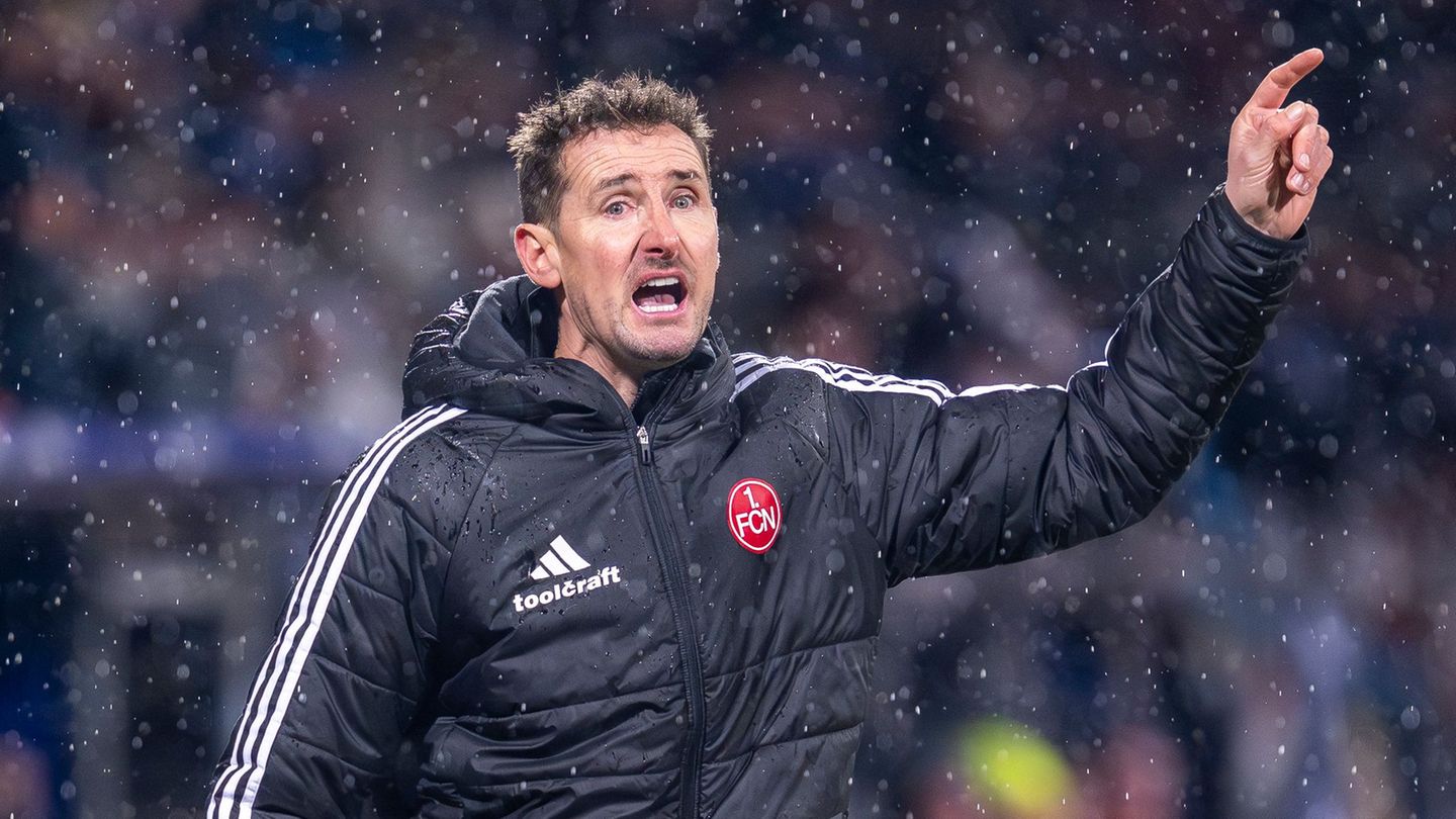 Miroslav Klose in Aktion am Spielfeldrand. Foto: David Inderlied/dpa