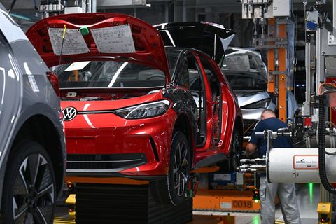 Die Autofabrik von Volkswagen in Zwickau ist auf den Bau von Elektrofahrzeugen spezialisiert. (Archivbild) Foto: Hendrik Schmidt