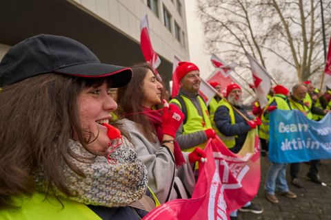 Rote Trillerpfeifen, rote Banner: Demo vor dem Auftakt der Tarifrunde 2026 für Hessens Landesbeschäftigte. Foto: Sascha Ditscher