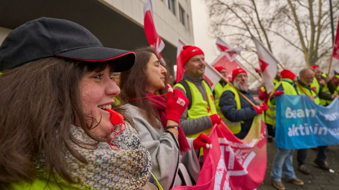 Rote Trillerpfeifen, rote Banner: Demo vor dem Auftakt der Tarifrunde 2026 für Hessens Landesbeschäftigte. Foto: Sascha Ditscher