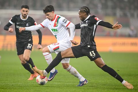 Verteidiger Bruno Ogbus (re) und der SC Freiburg wollen auch in Frankfurt gut verteidigen. (Archivbild) Foto: Harry Langer/dpa