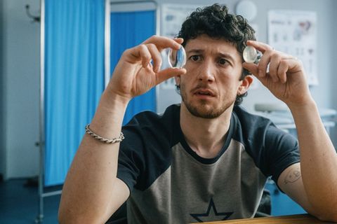 Maximilian Mundt als Fitnesstrainer Julian.