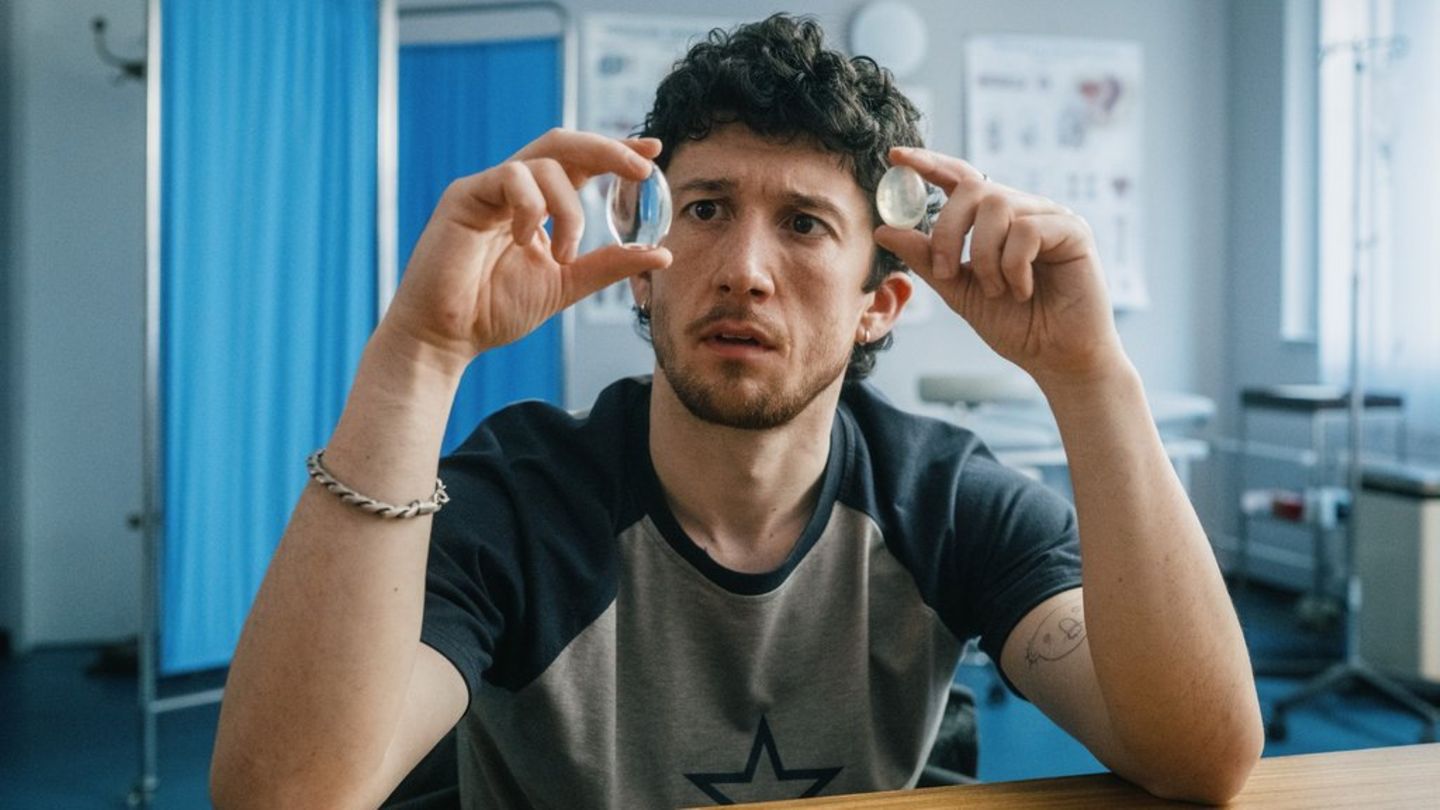 Maximilian Mundt als Fitnesstrainer Julian.