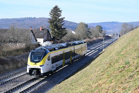 Verkehrsunternehmen und Land testen Maßnahmen für mehr Sicherheit in Zügen. (Symbolbild) Foto: Bernd Weißbrod/dpa
