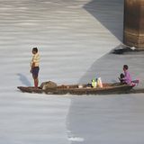 Neu-Delhi, Indien. Schaum so weit das Auge reicht: Zwei Fischer fahren mit einem Boot durch den verschmutzten Yamuna-Fluss in der Hauptstadt. Er ist der wichtigste Nebenfluss des Ganges und gilt als einer der giftigsten Flüsse weltweit.