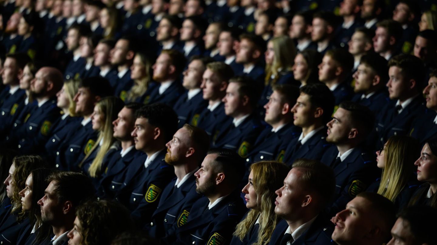 269 Auszubildende sind in Sachsen zu Polizeimeisterinnen und Polizeimeistern ernannt worden. Foto: Hendrik Schmidt/dpa