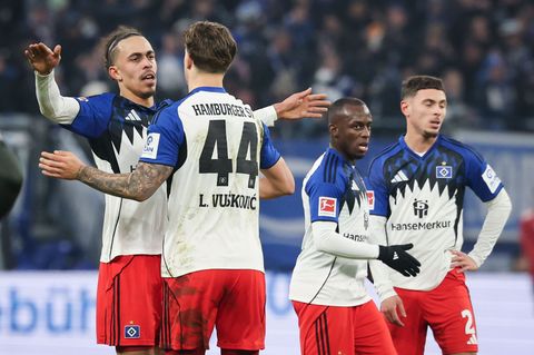 HSV-Profi Yussuf Poulsen (l) steht vor der Partie gegen seinen Ex-Club. (Archivbild) Foto: Christian Charisius/dpa