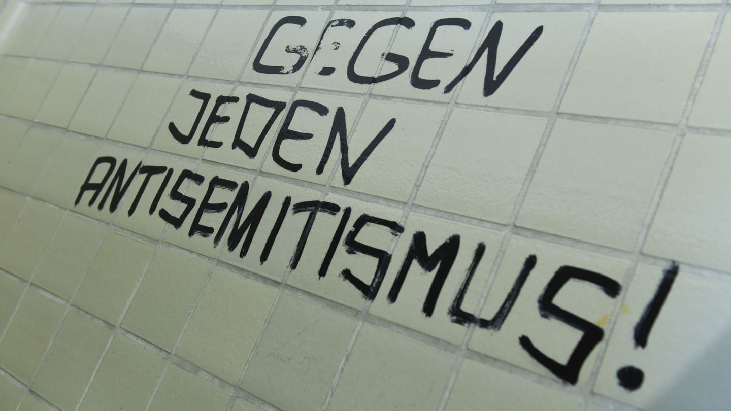 Schüler in Bayern berichten von Antisemitismus. (Symboldbild) Foto: Arne Dedert/dpa