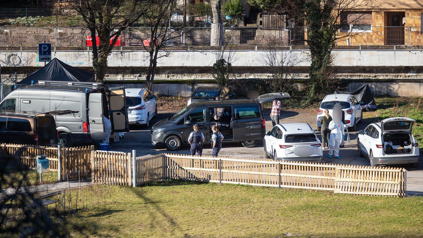 Die Polizei ist am Tatort beschäftigt. Foto: Lucas Röhr/Pforzheimer Zeitung/dpa