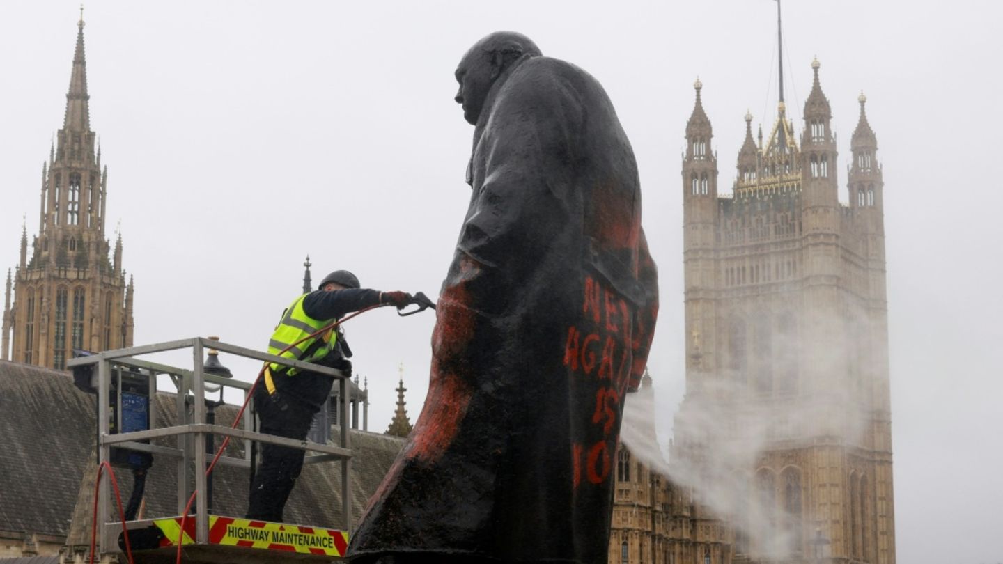 Churchill-Statue in London mit Farbe und pro-palästinensischen Sprüchen beschmiert