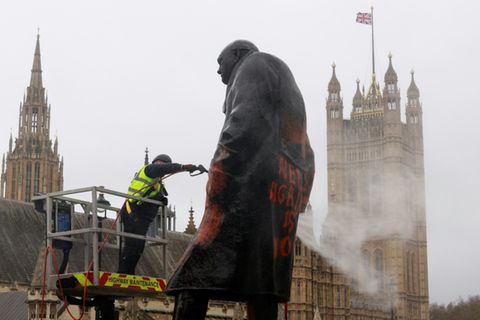 Reinigungsarbeiten an Winston-Churchill-Statue