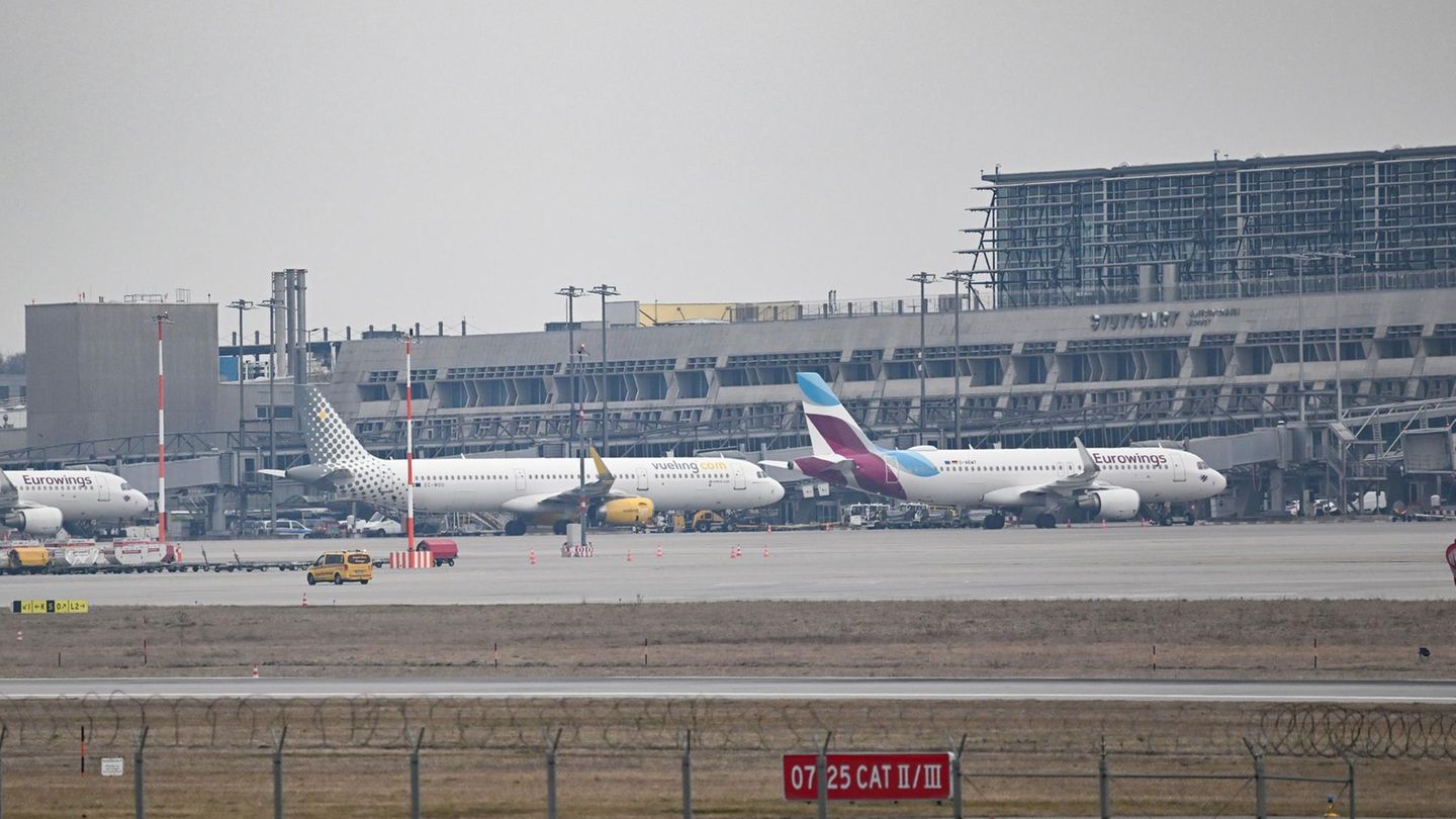 Flugzeuge stehen vor den Terminals des Flughafen Stuttgart