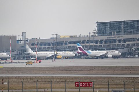 Flugzeuge stehen vor den Terminals des Flughafen Stuttgart