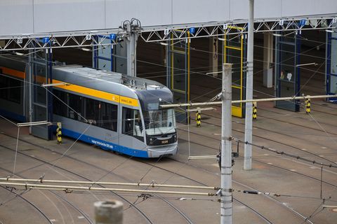 Zahlreiche streikende Beschäftigte der Leipziger Verkehrsbetriebe haben am Freitag in Leipzig für Ausfälle im Nahverkehr gesorgt