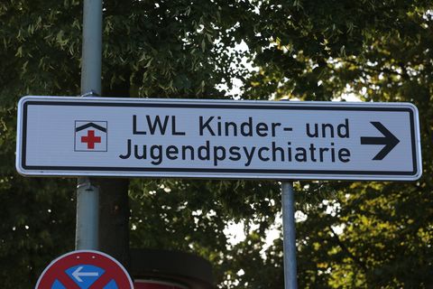 Das Schild weist auf eine Klinik des Landschaftsverbandes Westfalen-Lippe hin. Jetzt wurde der Nachtragshaushalt für 2026 verabs