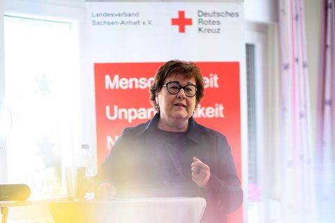 Arbeits- und Gesundheitsministerin Petra Grimm-Benne bei der Vorstellung eines Projekts zur engeren Begleitung ausländischer Fac