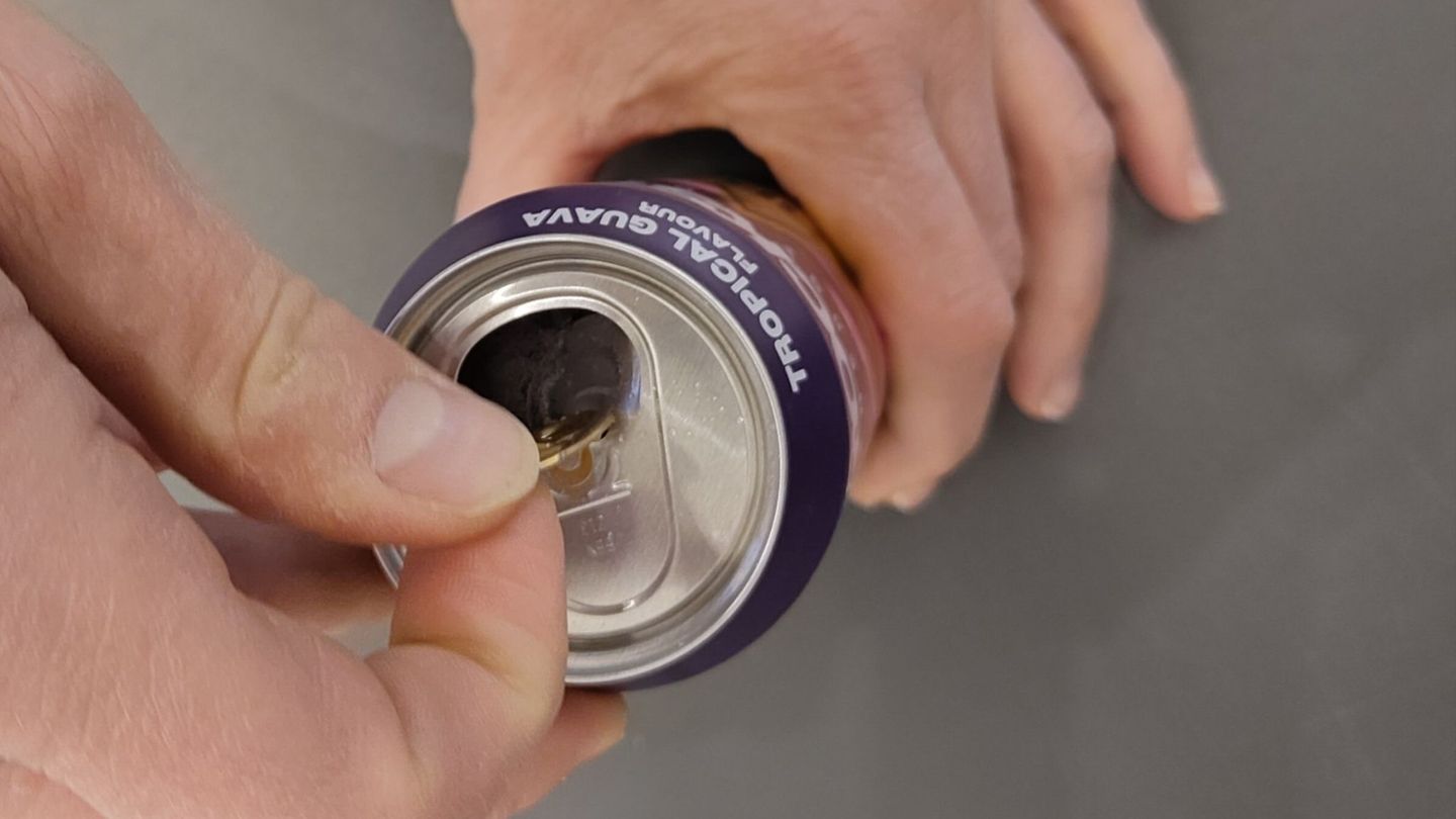 Wer zu viele Energy-Drinks konsumiert, kann Bluthochdruck, Herzrasen und Magen-Darm-Beschwerden bekommen. Foto: Felix Müschen/dp