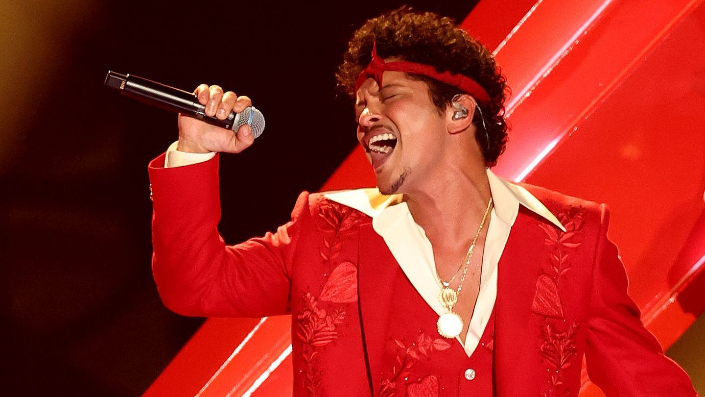 Bruno Mars erfindet den Schmusepop mit "The Romantic" nicht neu, aber so sexy wie der Hawaiianer spielte ihn in den letzten Jahren kein anderer Mainstream-Künstler.