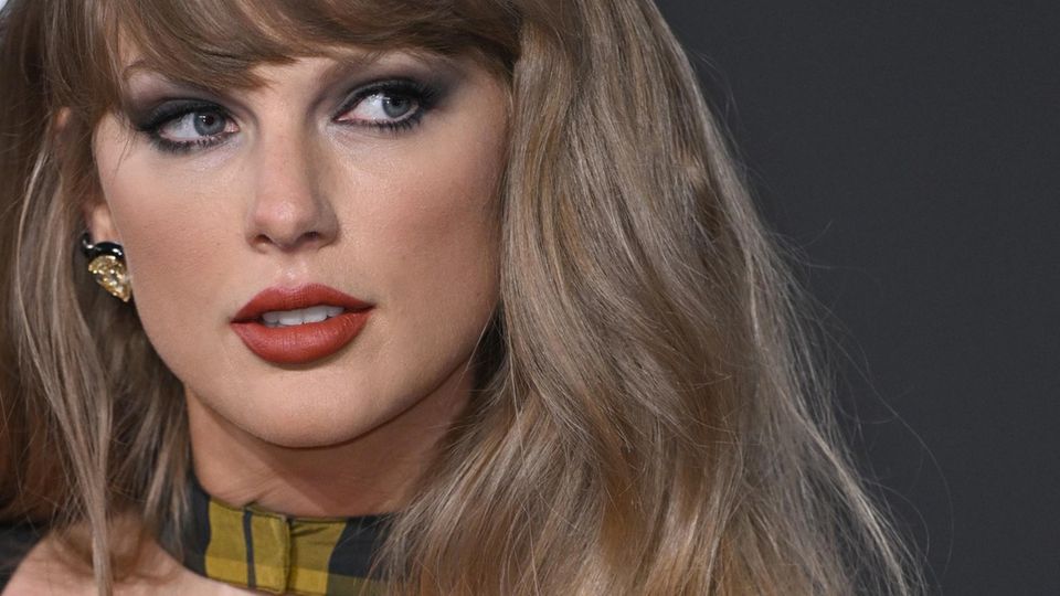 Taylor Swift blickt an einer Kamera vorbei