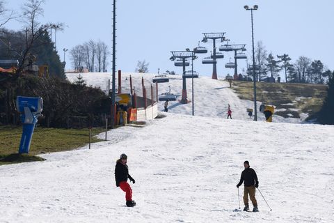 Die Skisaison endet bald. Foto: Swen Pförtner/dpa