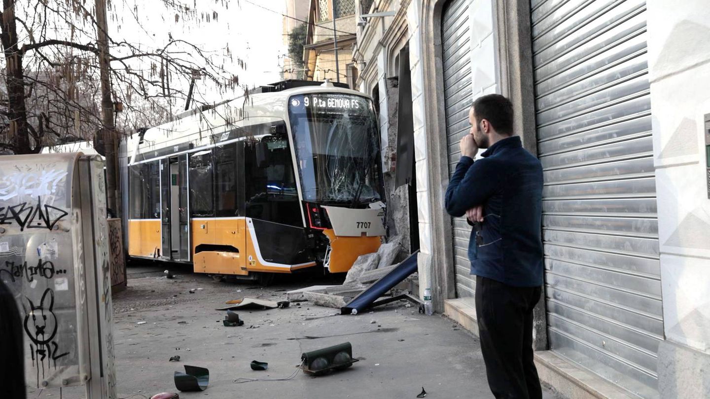 Die entgleiste Straßenbahn in Mailand