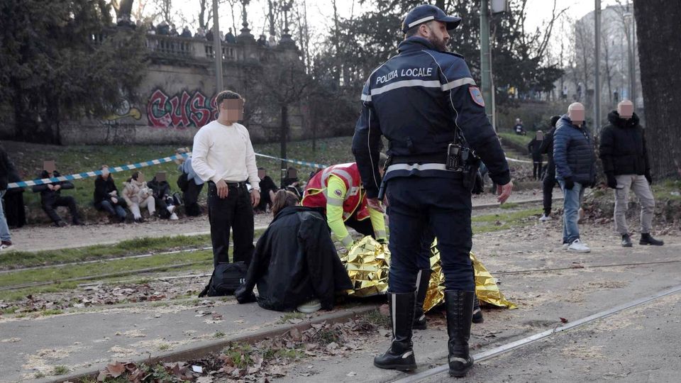 Ersthelfer versorgten die verletzten Personen in Mailand