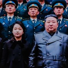 Nordkoreas Machthaber Kim Jong-Un mit seiner Tochter Kim Ju-Ae bei einem Besuch der Raumfahrtbehörde Nata im Jahr 2023