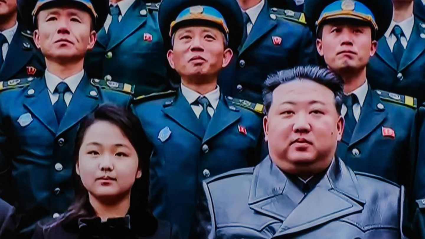 Nordkoreas Machthaber Kim Jong-Un mit seiner Tochter Kim Ju-Ae bei einem Besuch der Raumfahrtbehörde Nata im Jahr 2023