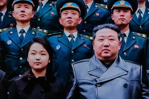 Nordkoreas Machthaber Kim Jong-Un mit seiner Tochter Kim Ju-Ae bei einem Besuch der Raumfahrtbehörde Nata im Jahr 2023