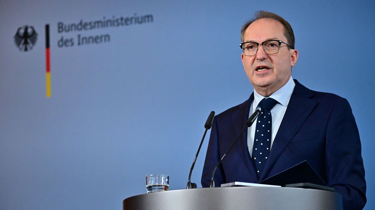 Parteien: Dobrindt lässt AfD-Gutachten prüfen