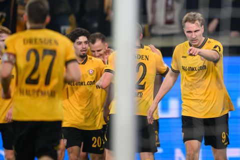 Vincent Vermeij (Dynamo Dresden, r) jubelt nach seinem Tor zum 2:0. Foto: Robert Michael/dpa