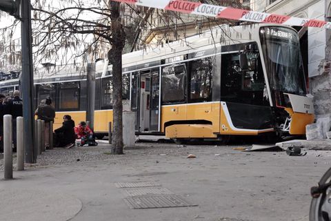 Die Tram soll erst seit wenigen Monaten im Einsatz gewesen sein. Foto: Francesco Enriquez/IPA via ZUMA Press/dpa
