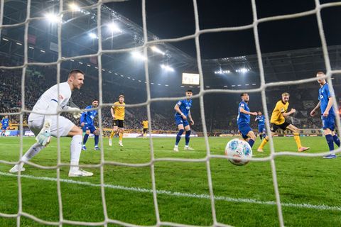Vincent Vermeij (Dynamo Dresden, 2.v.r.) erzielt gegen Marcel Schuhen (SV Darmstadt, l) das Tor zum 1:0 Foto: Robert Michael/dpa