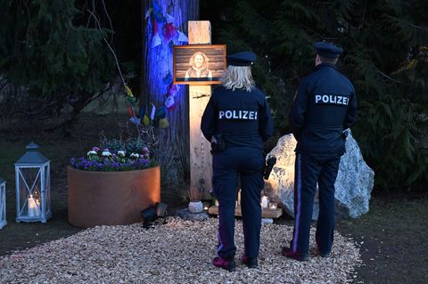 Im Partenkirchener Kurpark erinnert ein Gedenkort an die Ex-Biathletin. Foto: Felix Hörhager/dpa